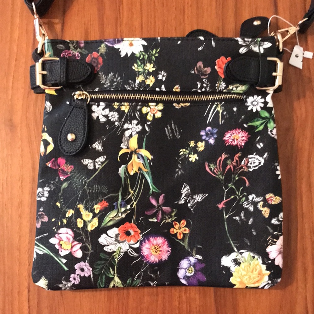 COPY - COPY - NWT crossbody floral bag! 2 side zippers, 2 inside zippers and po…